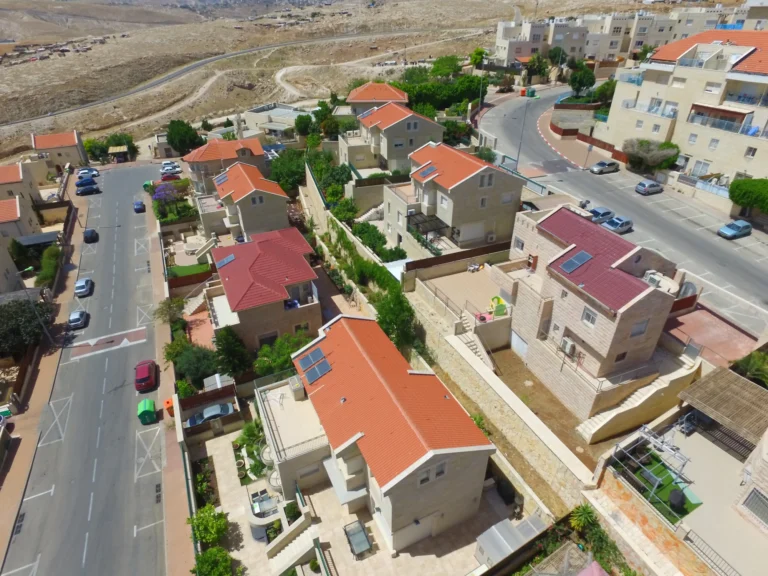 מעלה אדומים 06